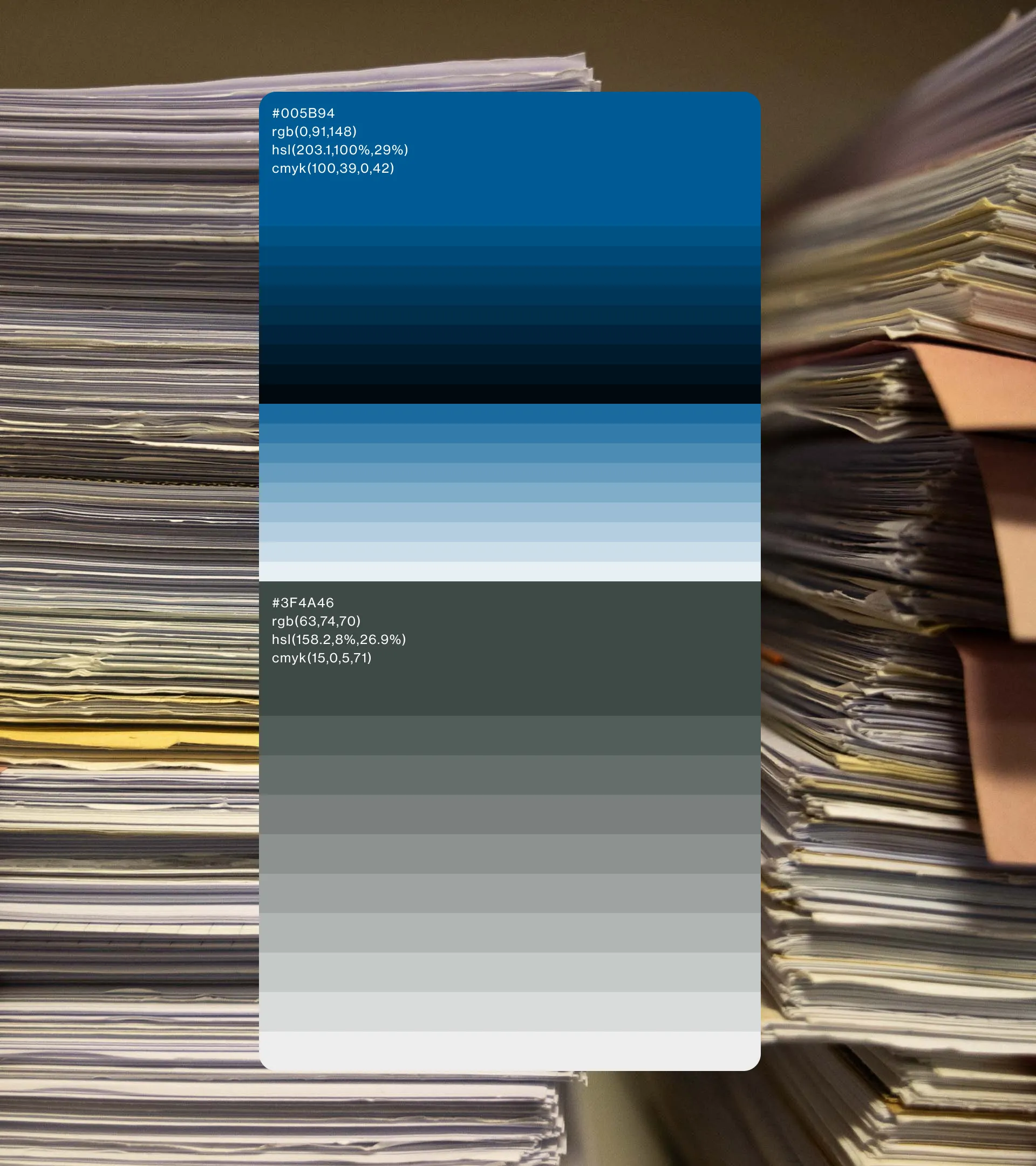 Foto von zwei Aktenstapeln, ergänz mit einer grafischen Darstellung der Unternehmensfarben