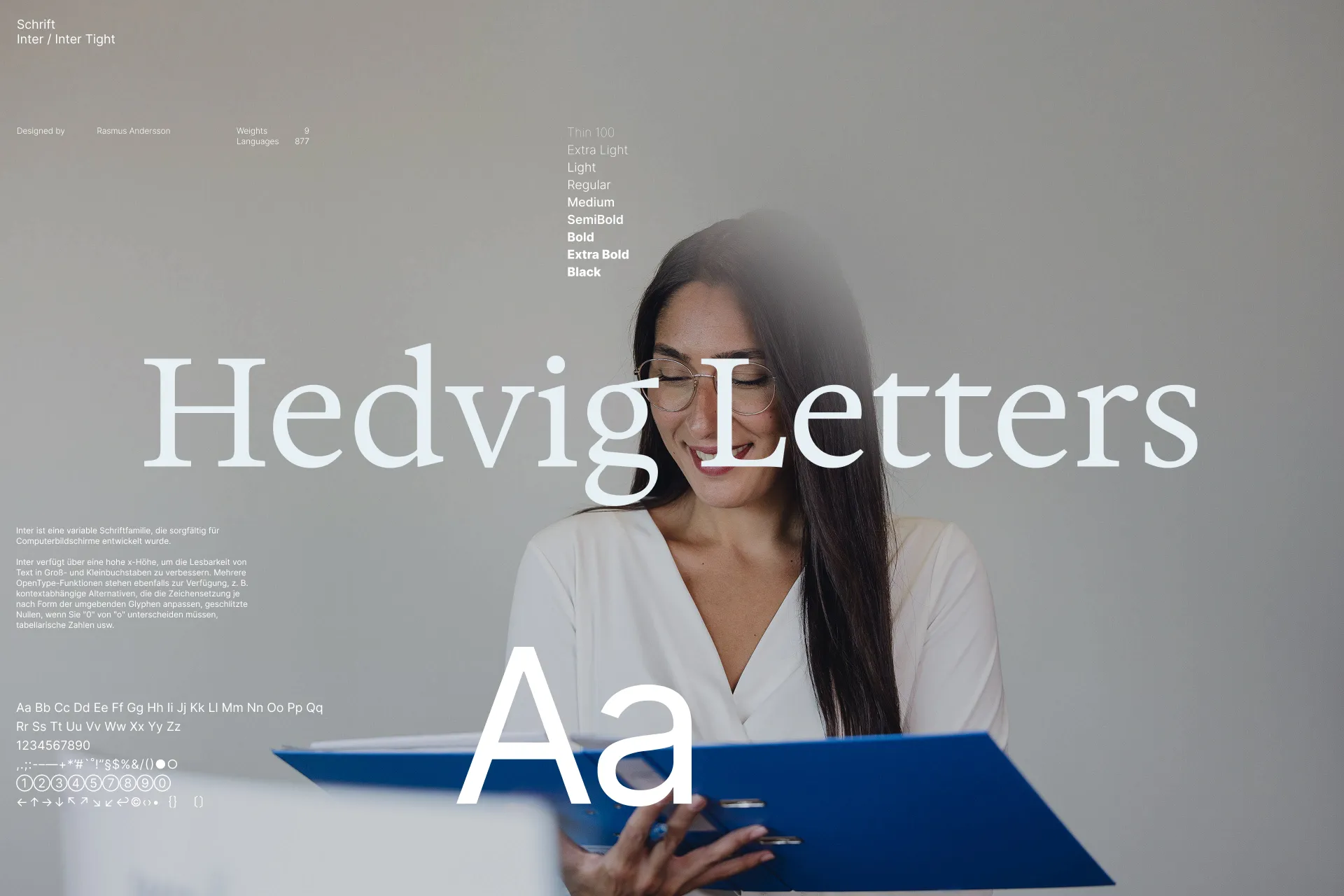 Foto einer Person mit Aktenordner, ergänz mit typografischer Darstellung der Unternehmensschriften.