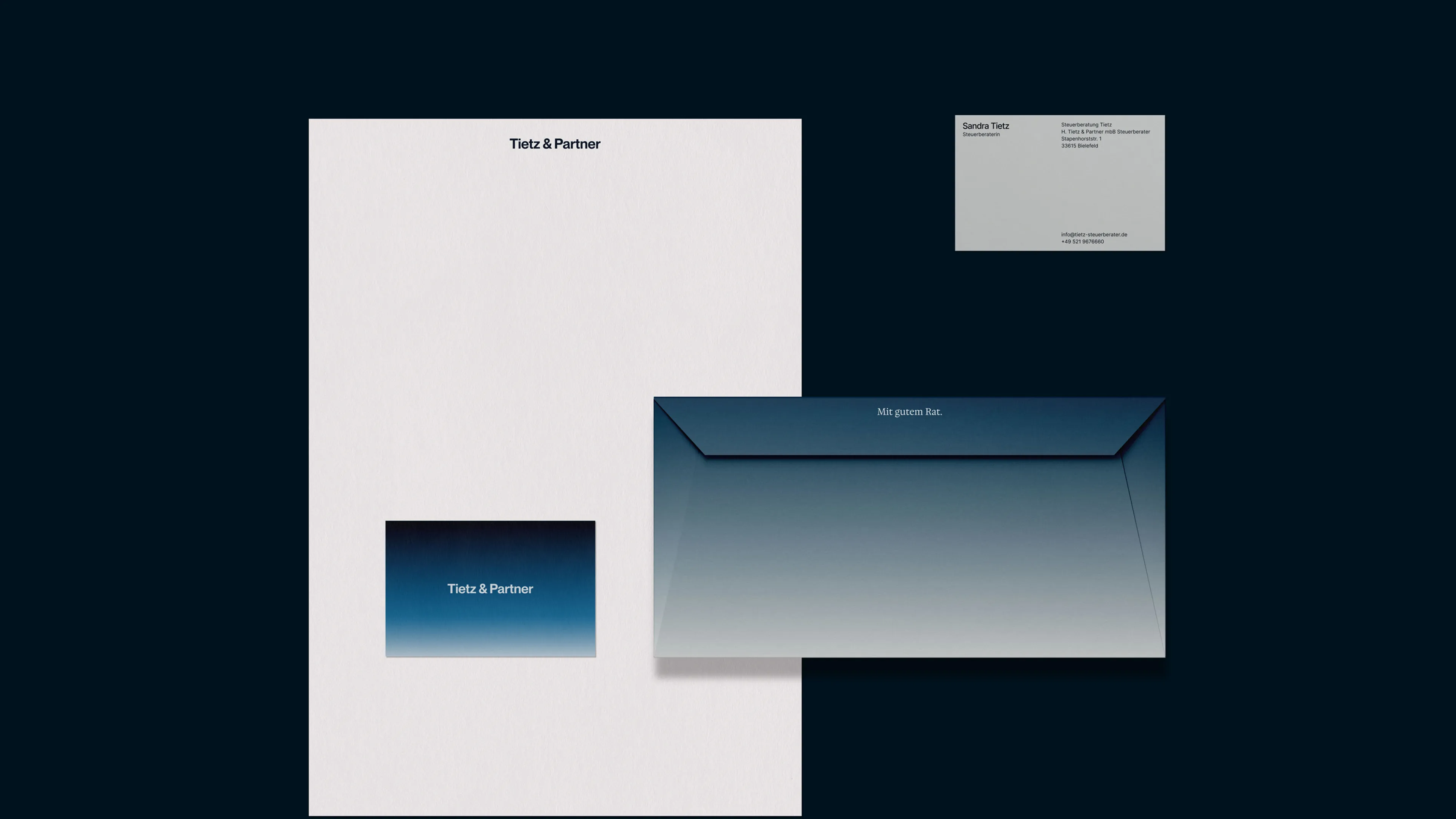 Ein Briefbogen, eine Visitenkarte (Vorder- und Rückseite) und ein Briefumschlag im Corporate Design von Tietz & Partner