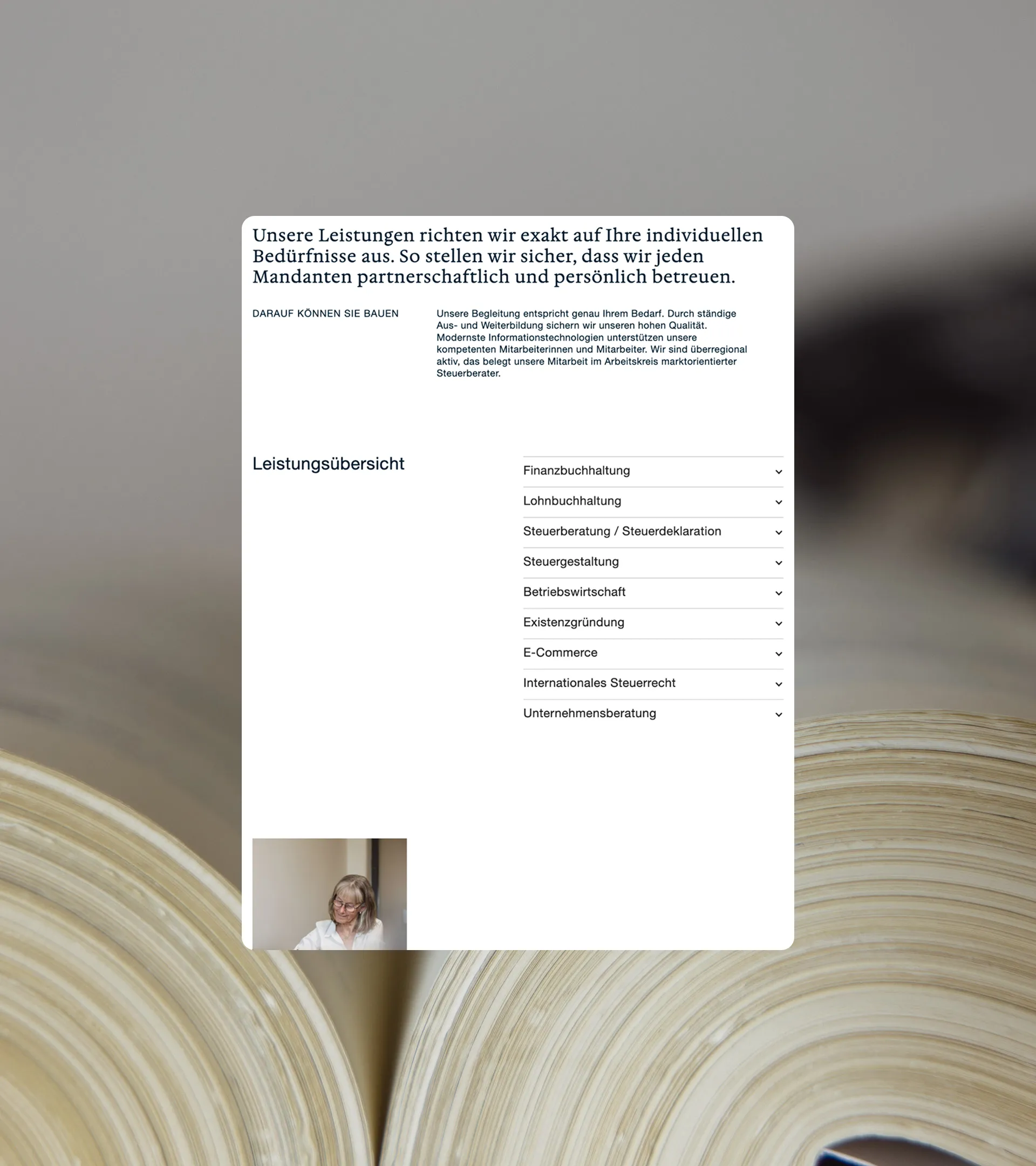 Foto eines offenen Gesetzbuchs. Darauf Mockup der Tietz&Partner Leistungsübersichtsseite für Tablets.