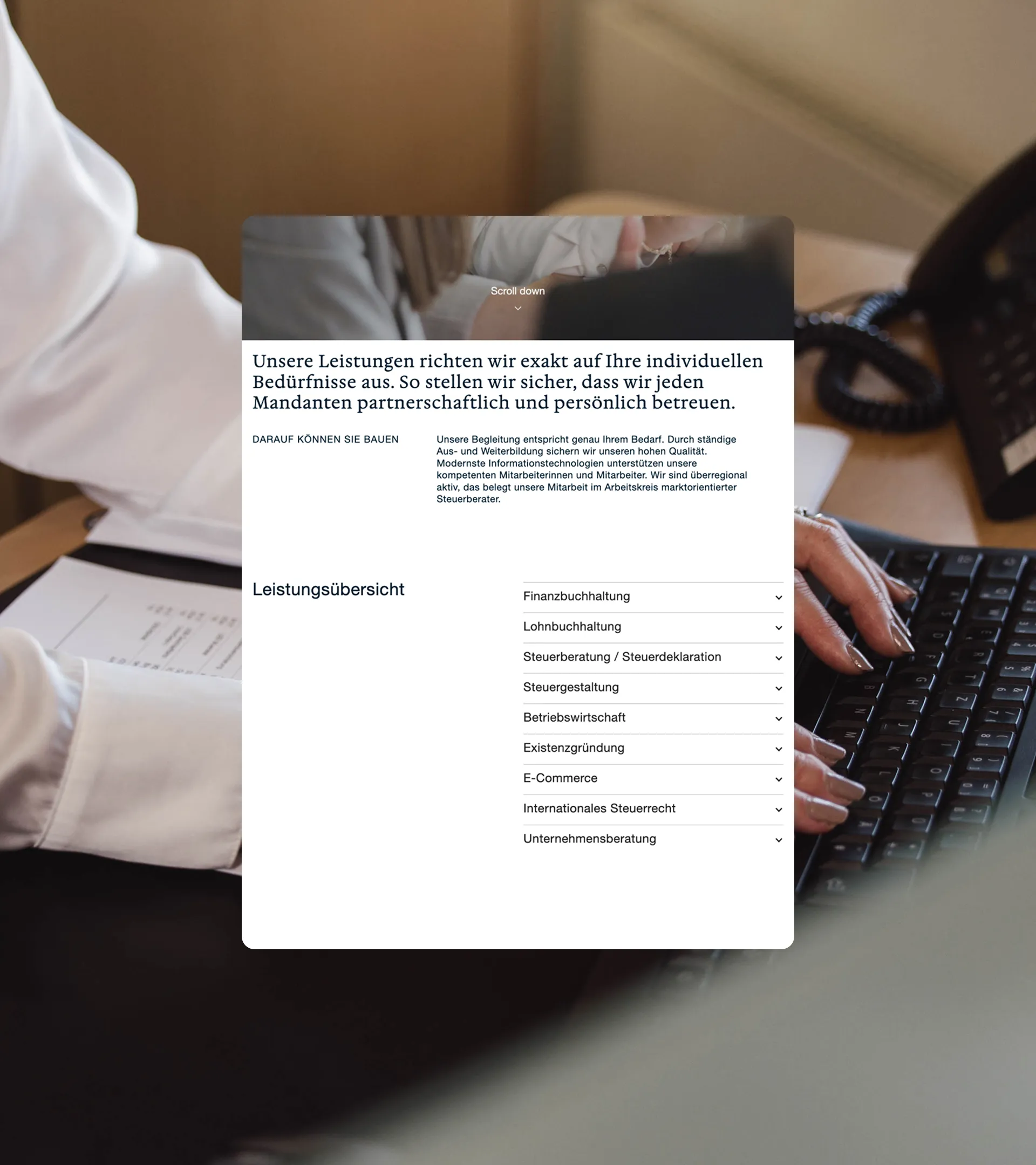 Foto einer Person die auf einer Tastatur tippt. Darauf Mockup der Tietz&Partner Leistungsübersichtsseite für Tablets.