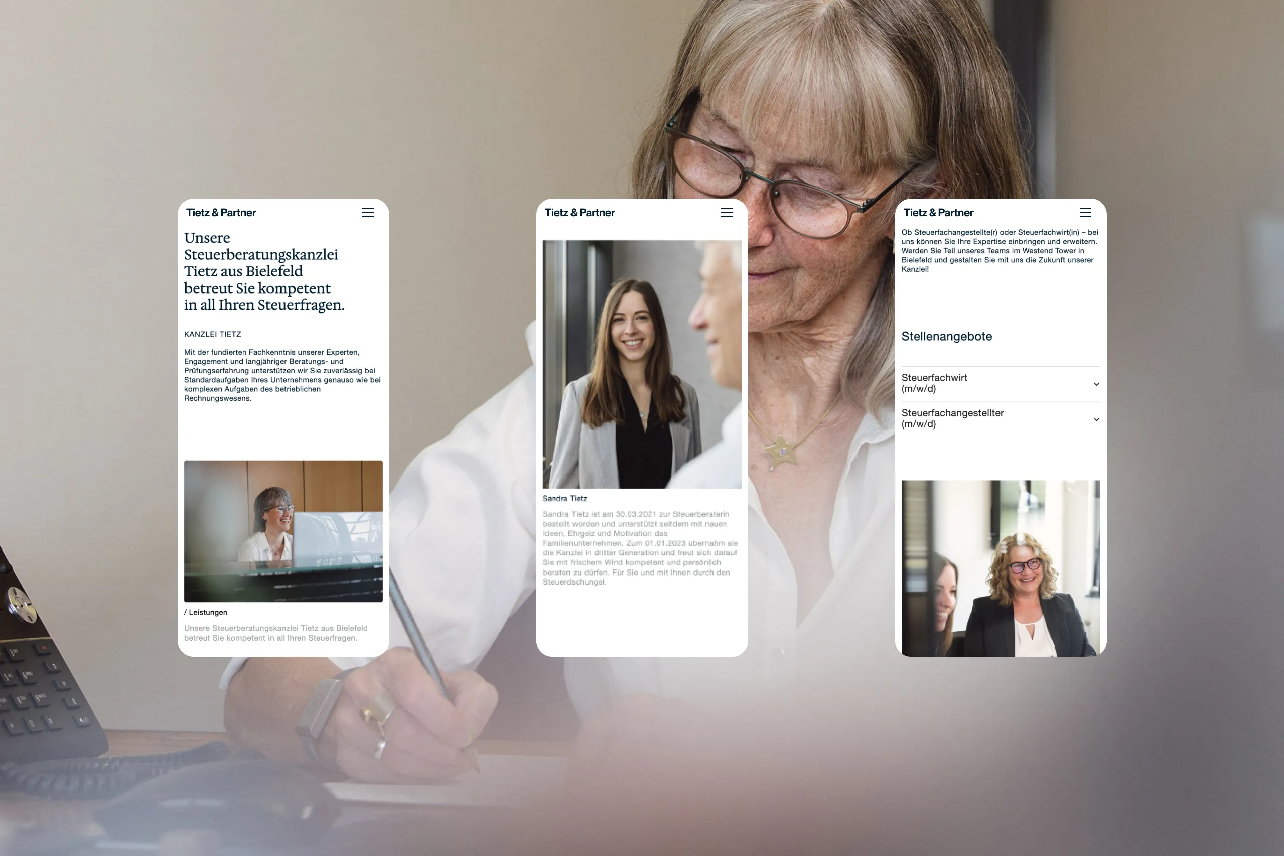 Foto einer Person die Notizen macht. Darauf drei unterschiedliche Mockups der Tietz & Partner Webseite im Handy Format.