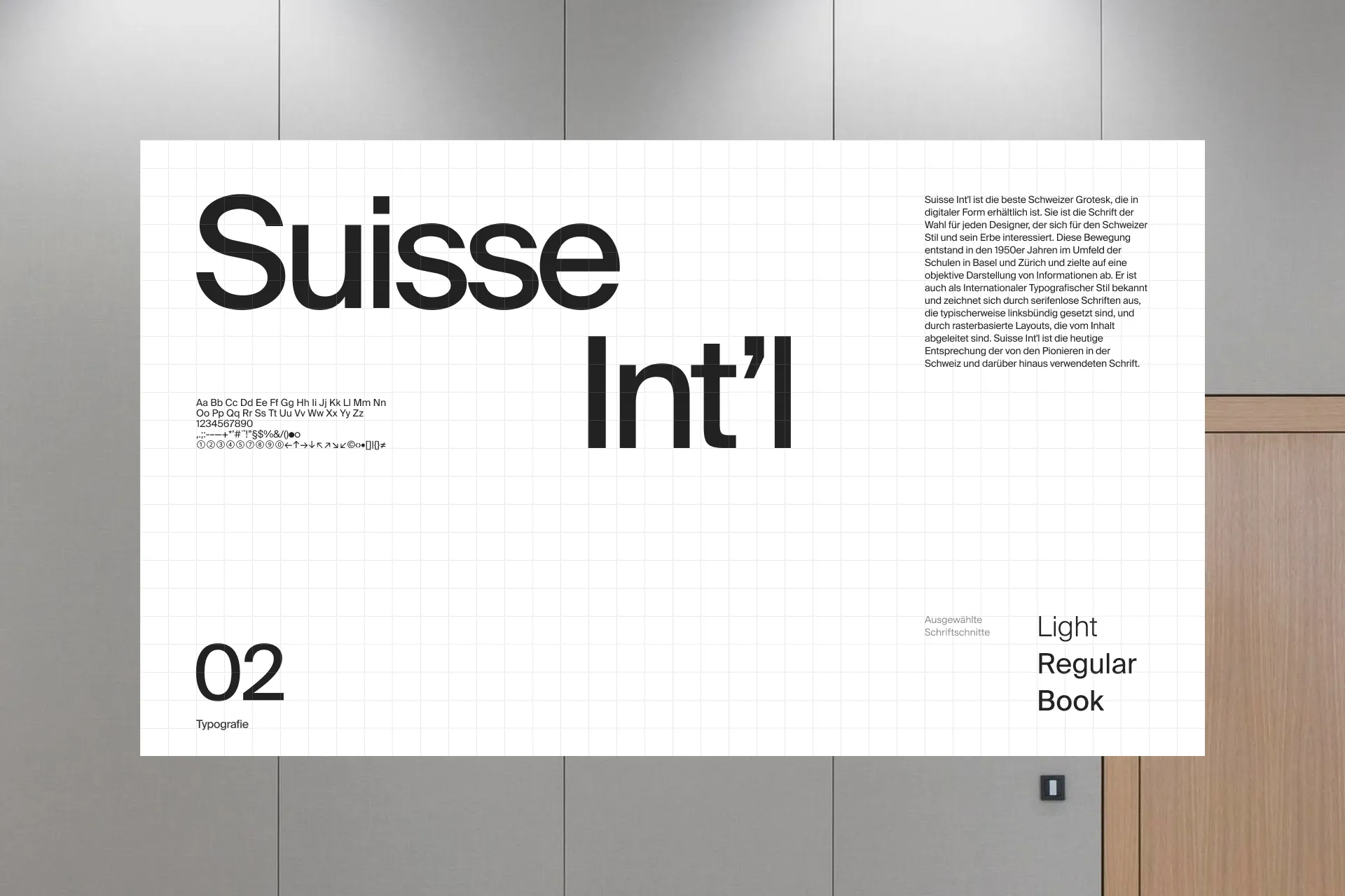 Foto einer Tür. Ergänzt mit typographischer Darstellung der Unternehmensschriften.