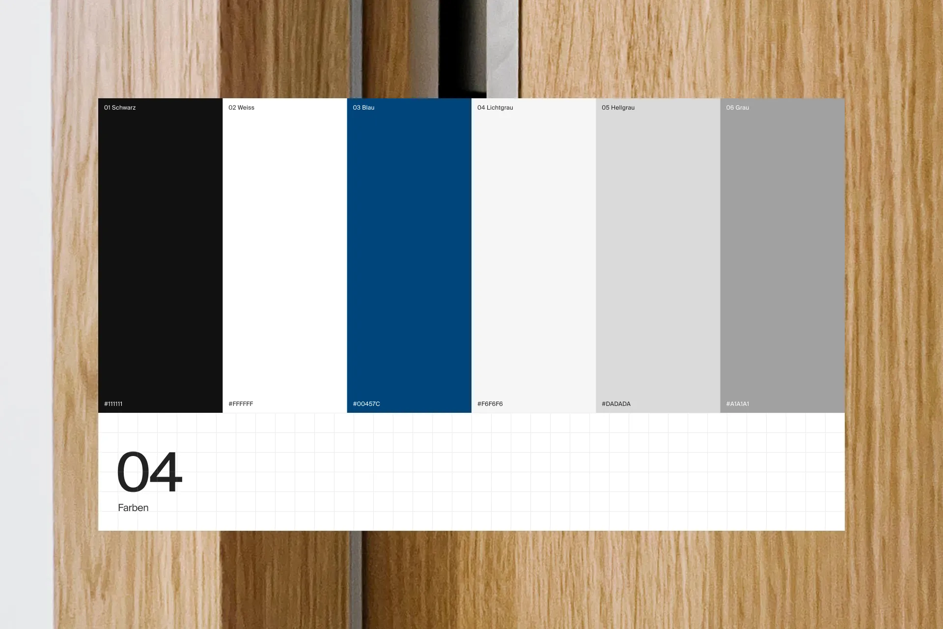 Nahaufnahme einer Tür. Darauf grafische Darstellung der Unternehmensfarben.