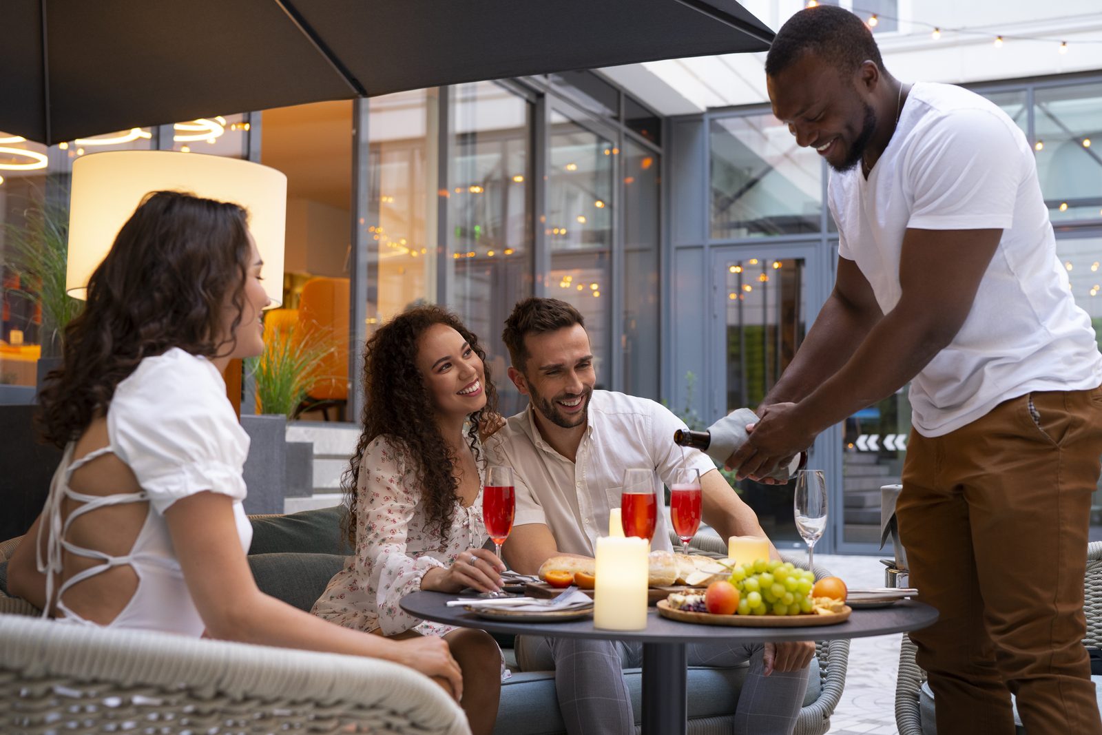 Grupo de comensales cenando juntos en un restaurante, el tipo de reserva de grupo que rentabiliza las campanas de Google Ads en hosteleria