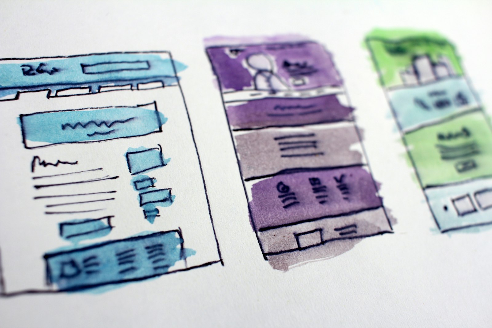 Bocetos a mano de tres diseños de página web comparados