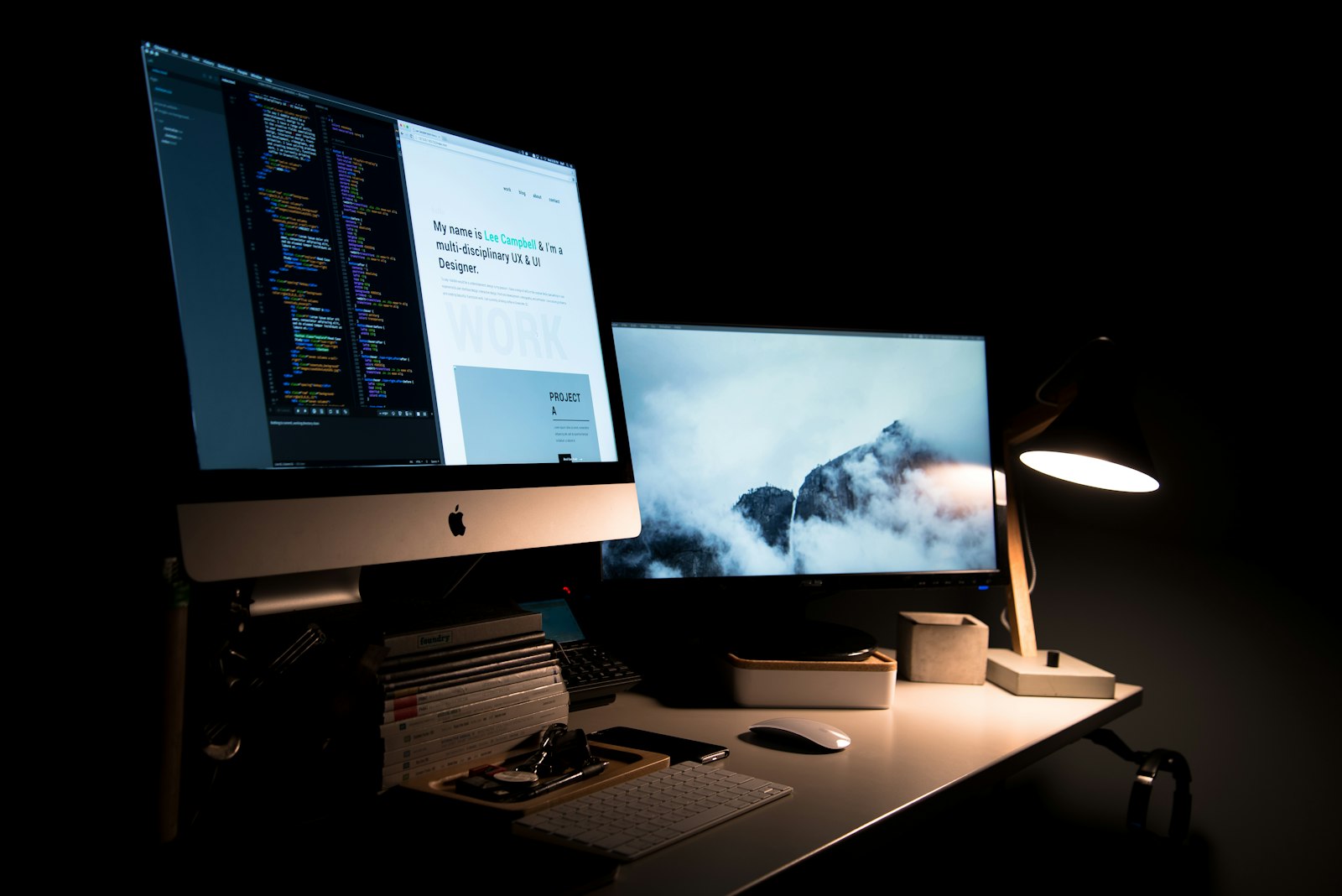 Ordenador mostrando código y una página web en desarrollo