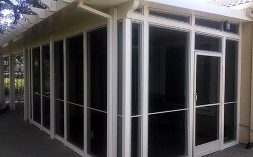 Enhance Outdoors with Fully Covered Patio Designs