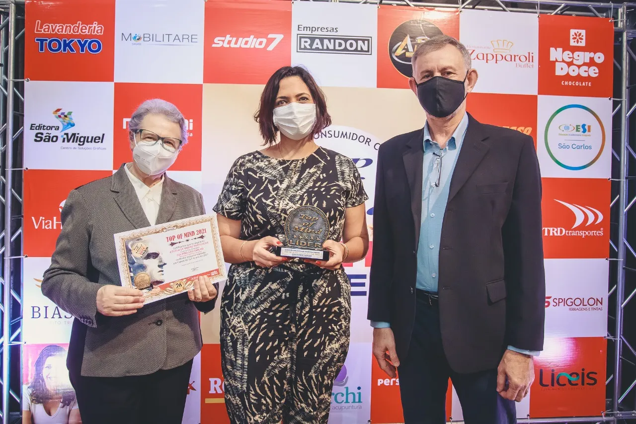 Colégio São Carlos recebe Prêmio Top of Mind 2021
