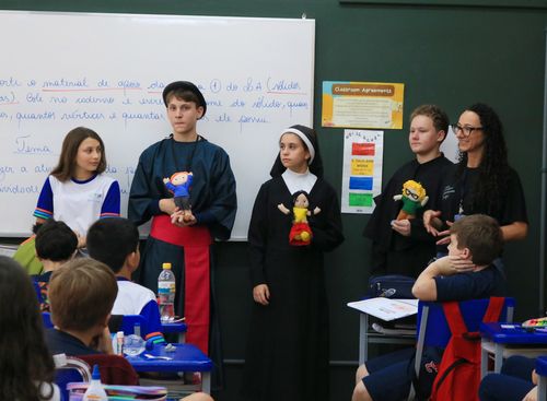 Estudantes trabalham a Coleção Identidade em 2024