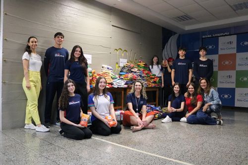 Entrega das doações do Sarau Cultural do Ensino Médio