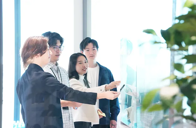 社員がディスカッションをする様子の写真