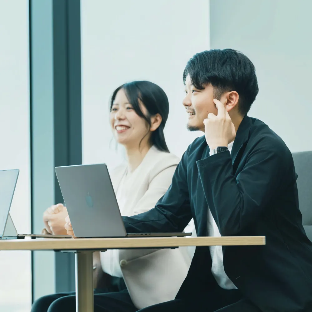 笑顔のビジネスマンとビジネスウーマンが談笑している
