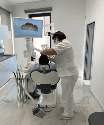 Zobozdravnica Mirjana Tavčar pregleduje moškega pacienta