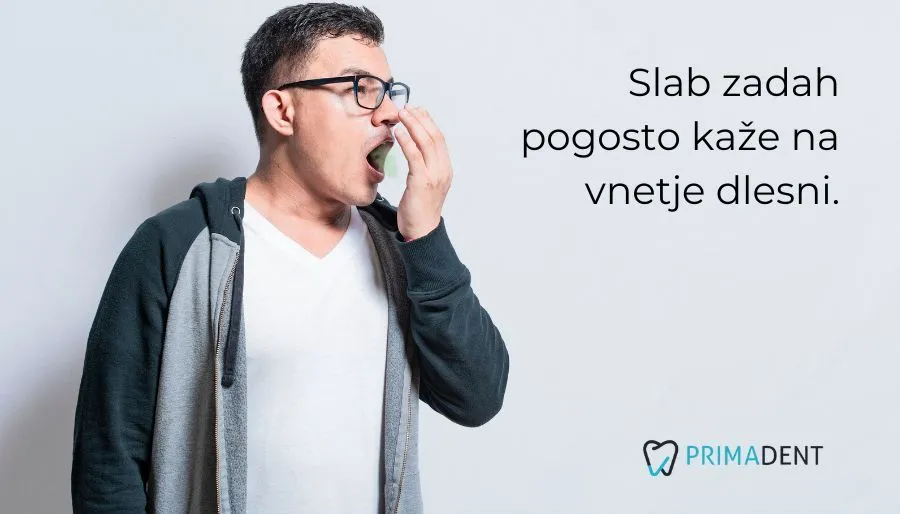 Moški, ki zeha in mu smrdi iz ust.