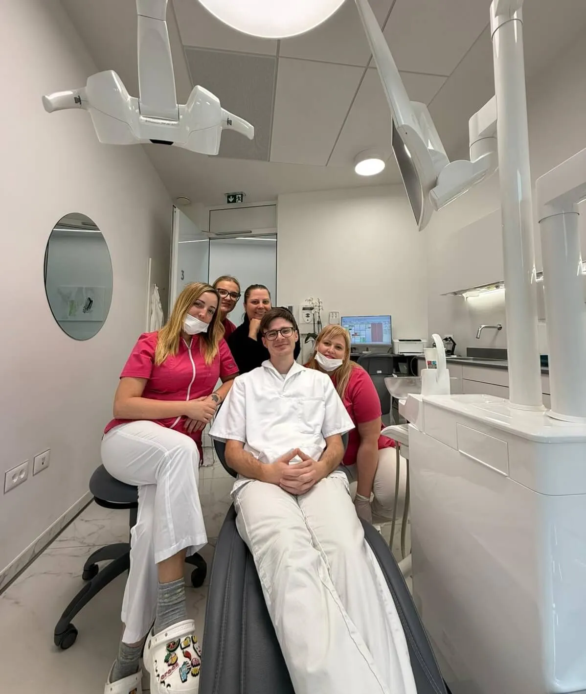 obala zobozdravniki primadent med skupinsko fotografijo