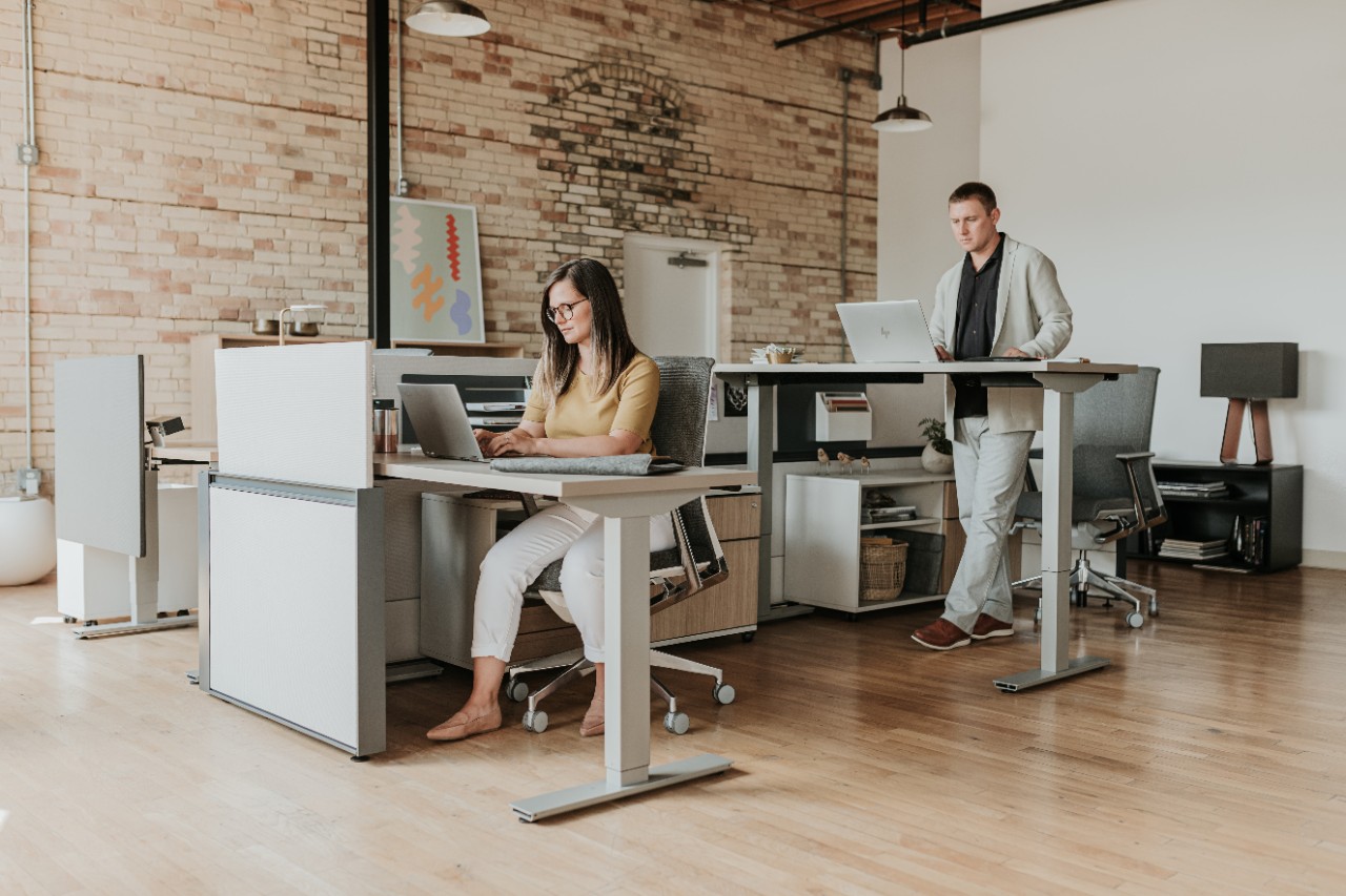 Planes Height-Adjustable Table