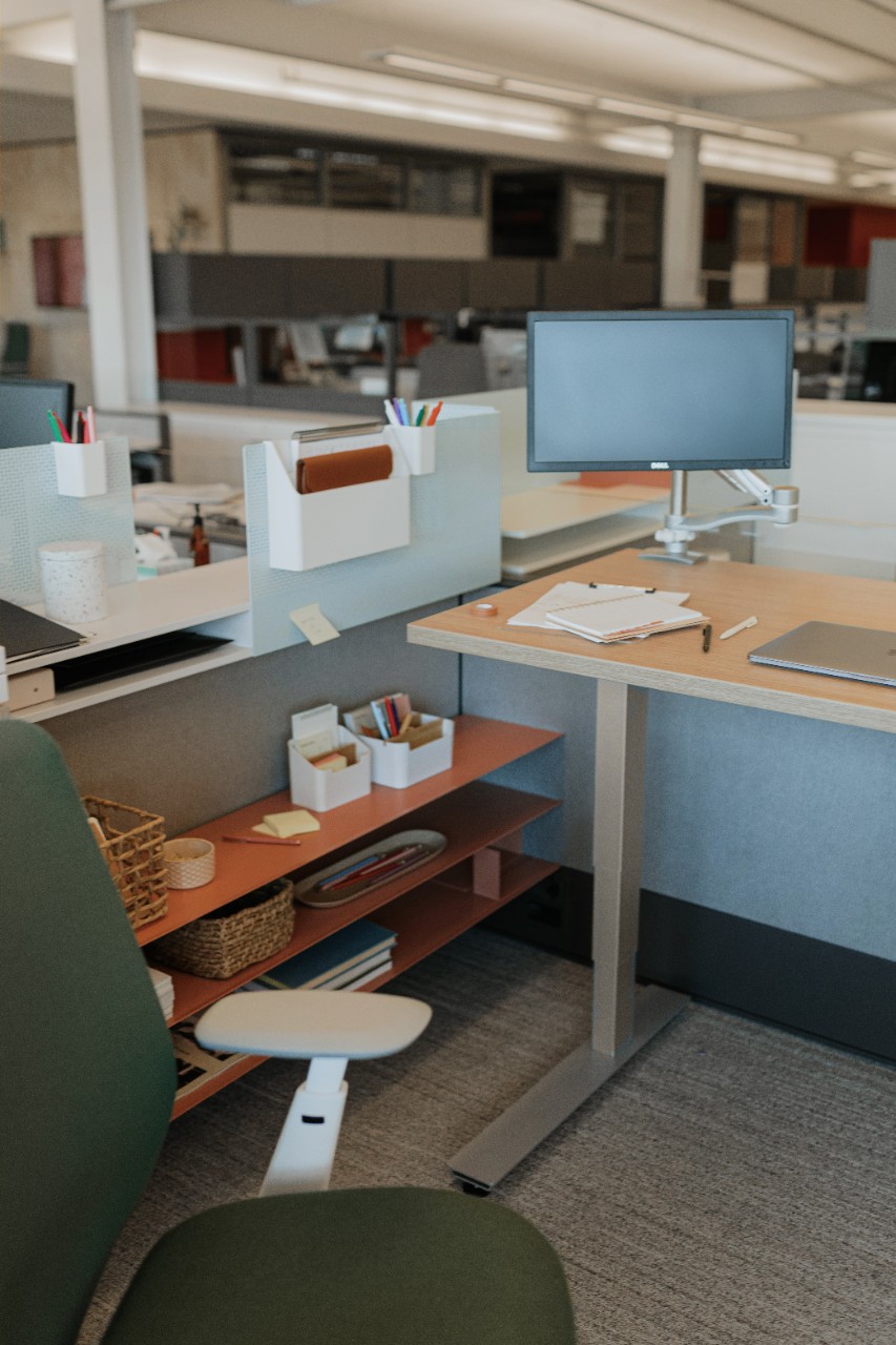 Planes Height-Adjustable Table