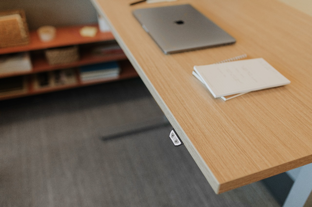 Planes Height-Adjustable Table