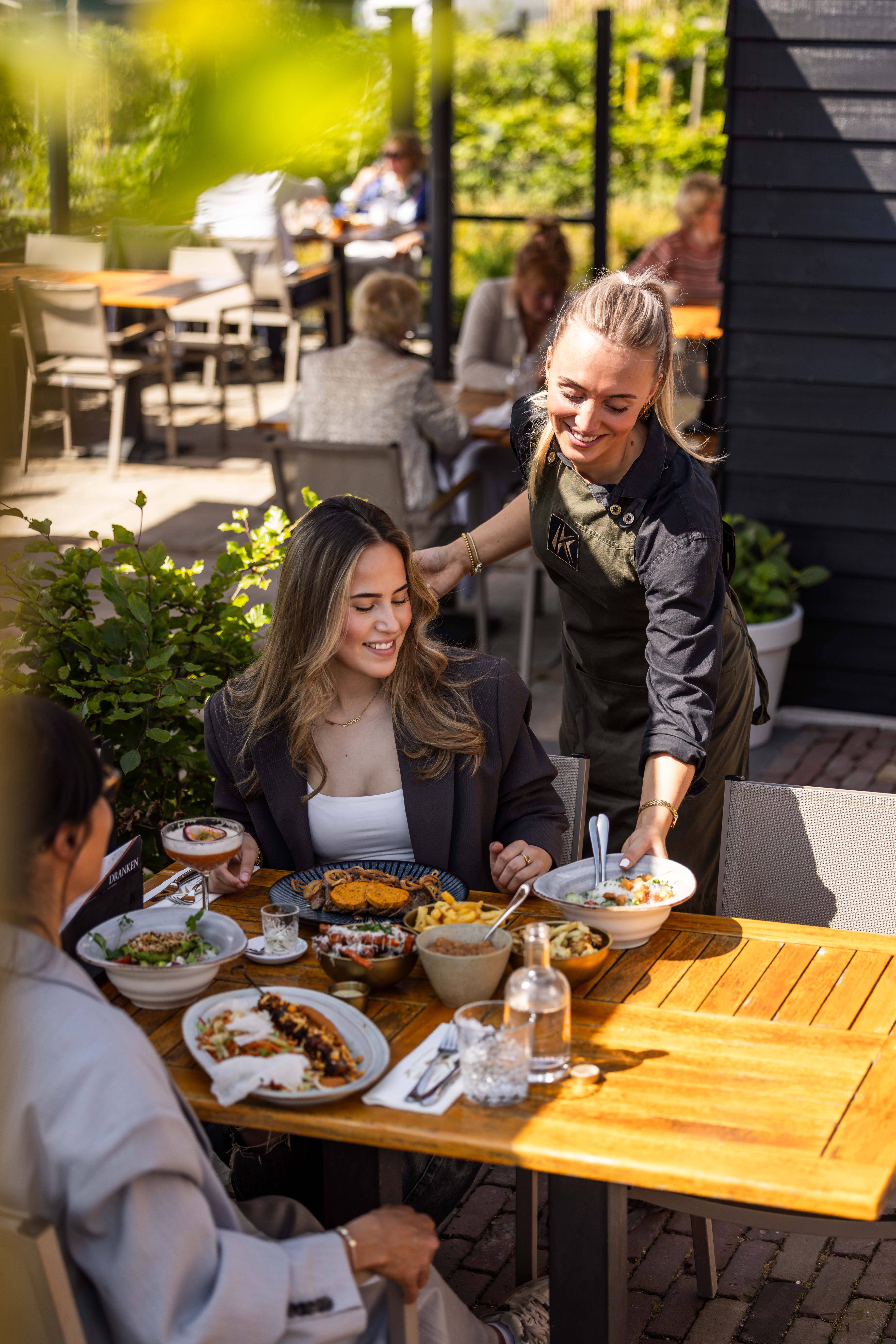 Restaurant Krelis mensen gezellig op het terras