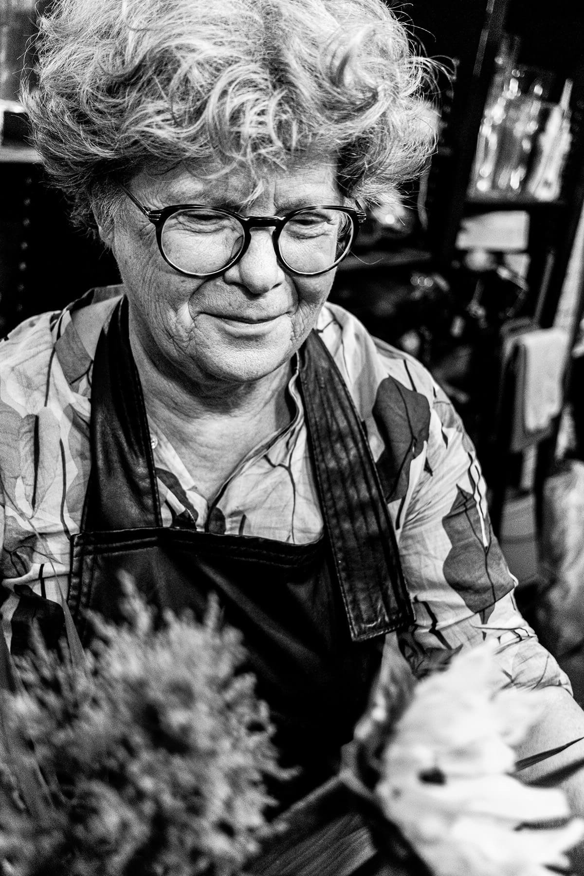 Zwart wit foto Erna in haar winkel te Beveren.