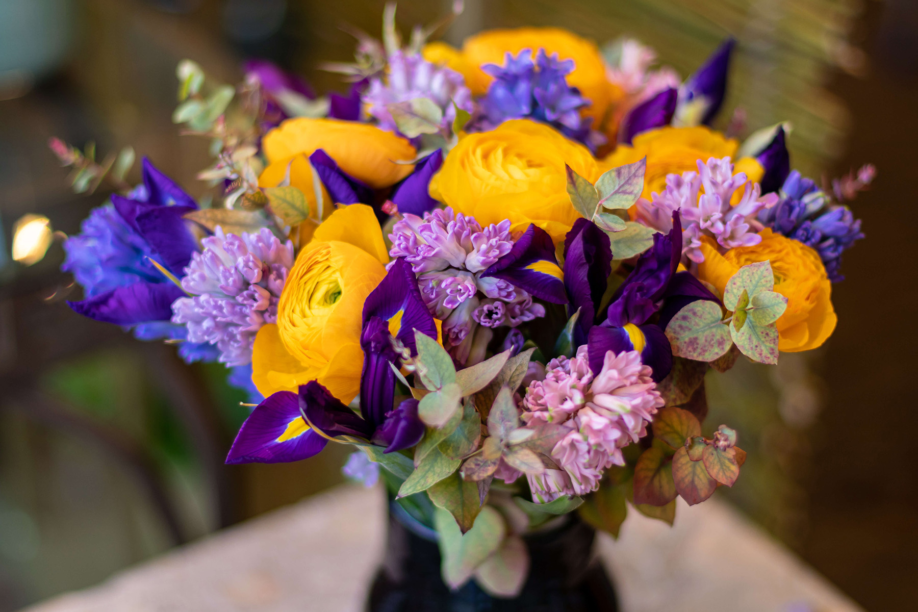 Boeket met mengeling oranje - paarse bloemen.