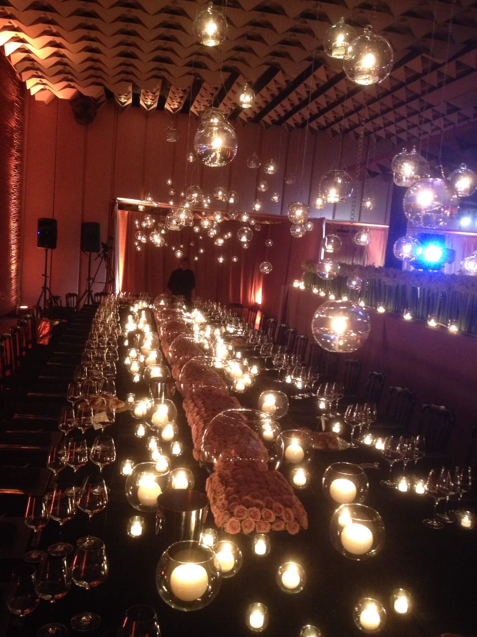 Aankleding van een evenement met zwevende verlichting.