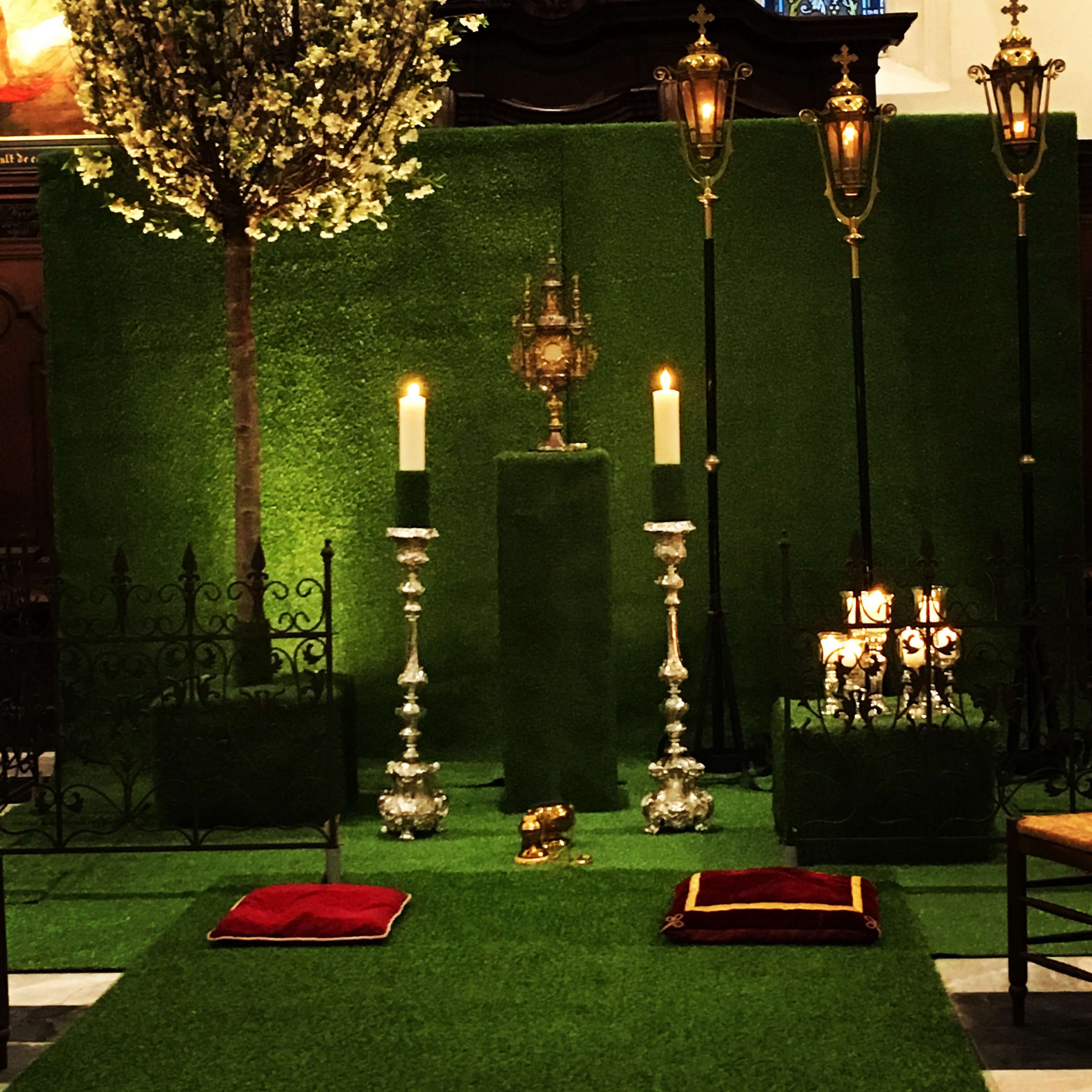 Aankleding van de kerk in het groen.