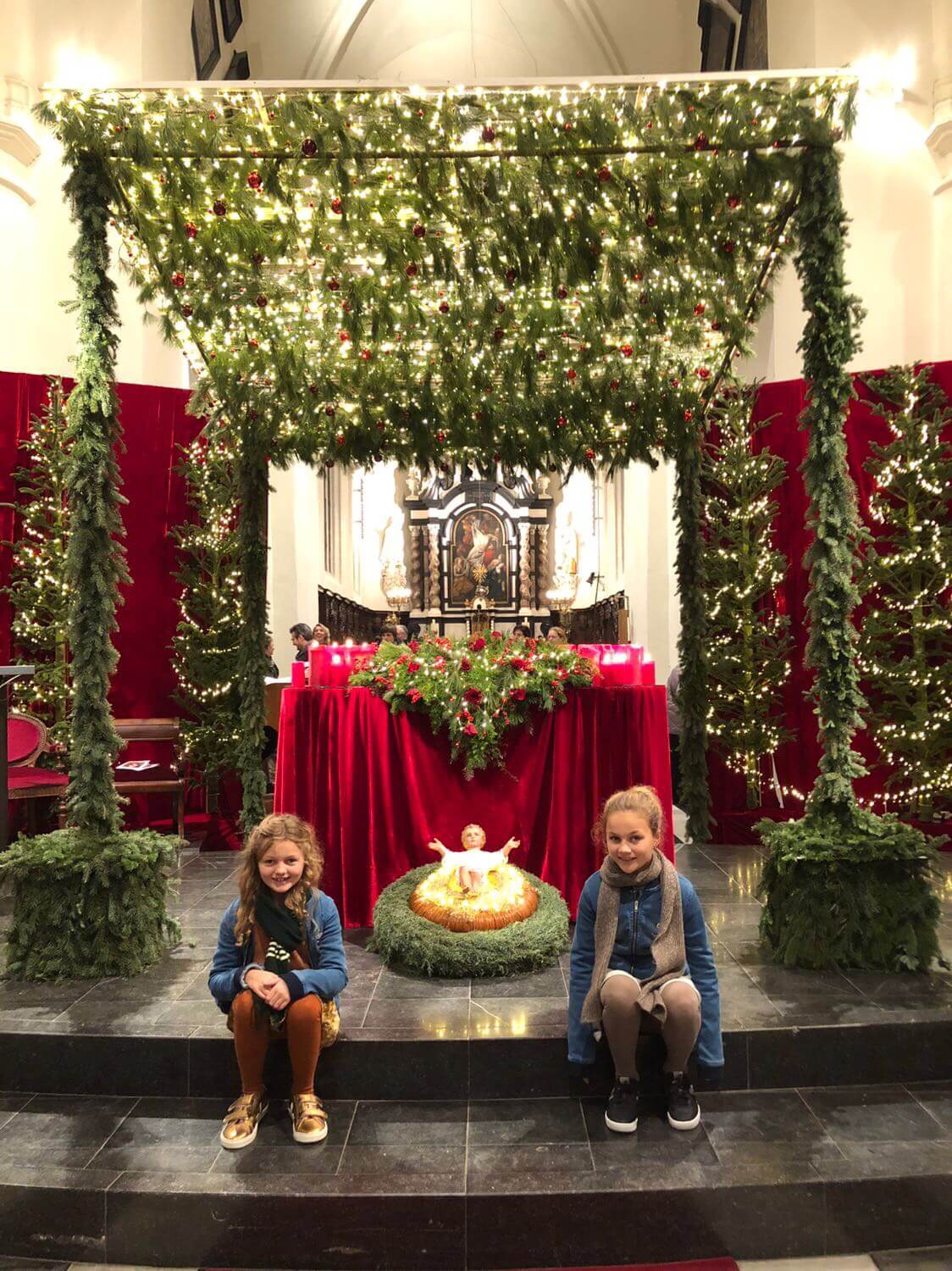 Andere aankleding van de kerk. Met twee kinderen vooraan in de foto.