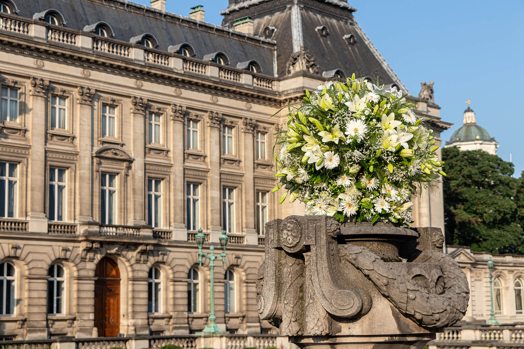 Gigantisch bloemstuk gemaakt voor de koning op de nationale feestdag.