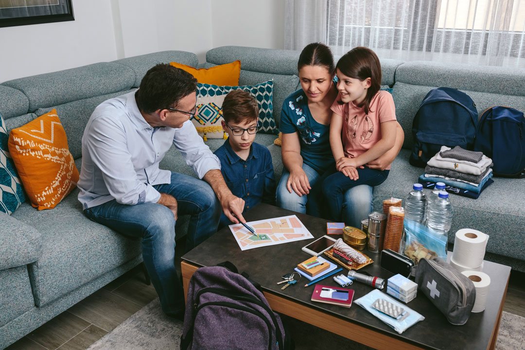 Familia haciendo plan de emergencia