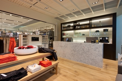 Innen- und Kassenbereich von We Fashion im Donauzentrum und im Shoppingcenter Süd