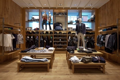 Innenbereich von We Fashion im Donauzentrum und im Shoppingcenter Süd