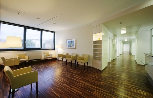 Wartebereich in der Care Acydemy, designed von Studio Thörnblom