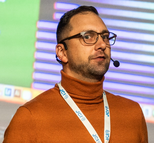 Hommikuveebinar: “ Kuidas e-poed kasutavad AI-d, et olemasolevale kliendibaasile rohkem müüa?”