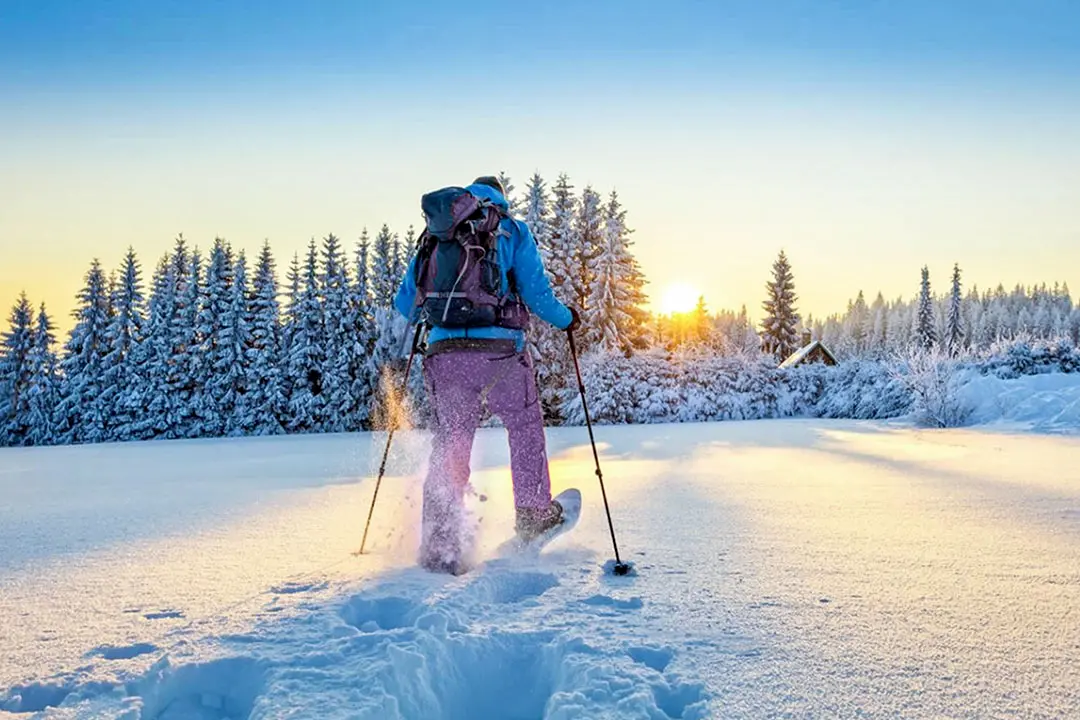 Schneeschuh Wanderung bei Sonnenuntergang