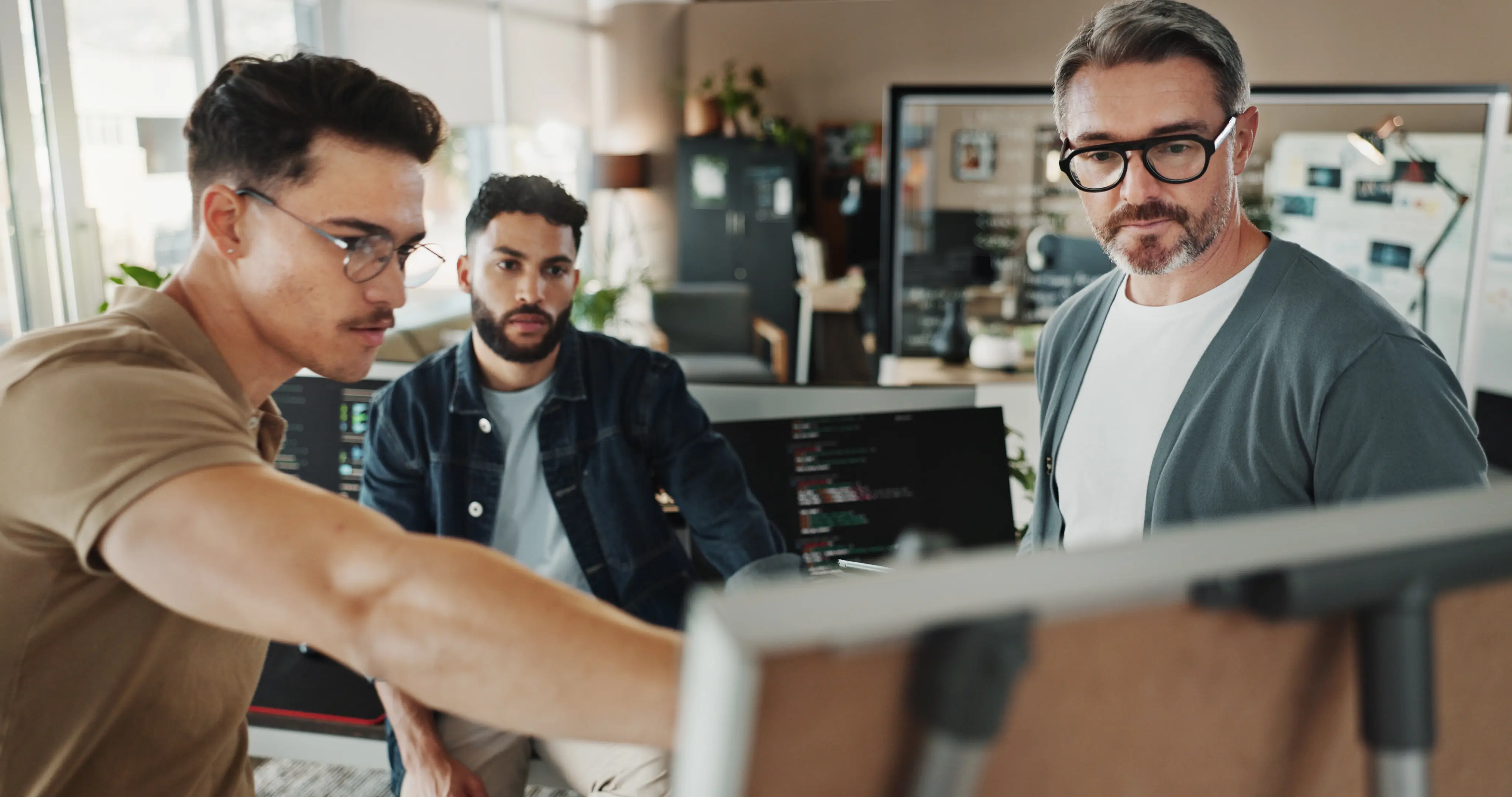Programação, trabalho em equipe e reuniões com pessoas da área de negócios no escritório para desenvolvedor de sites, bootcamp de programação.