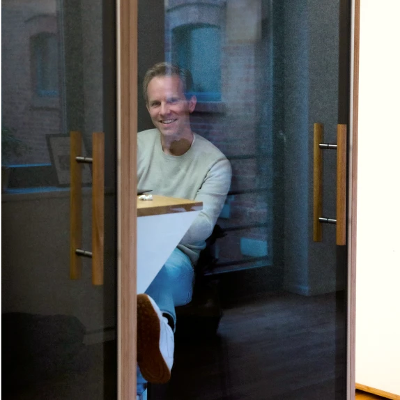 Leapsome employee using mute-labs phone booth