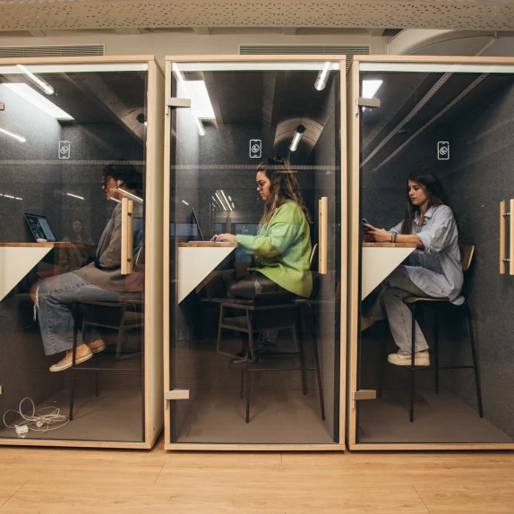 Cloudworks employee using mute-labs phone booths