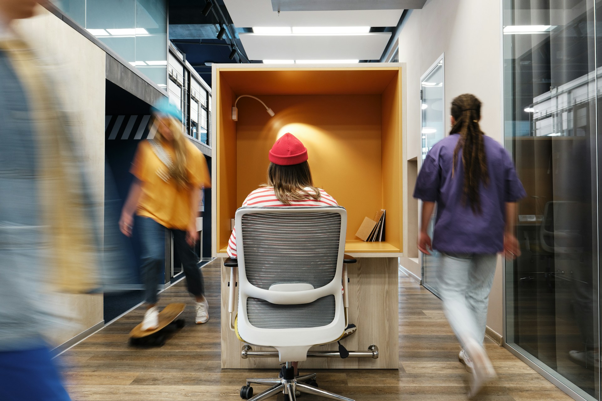 Arbeiten im Co-Working Open Space mit Schalldämmung und Schallabsorption