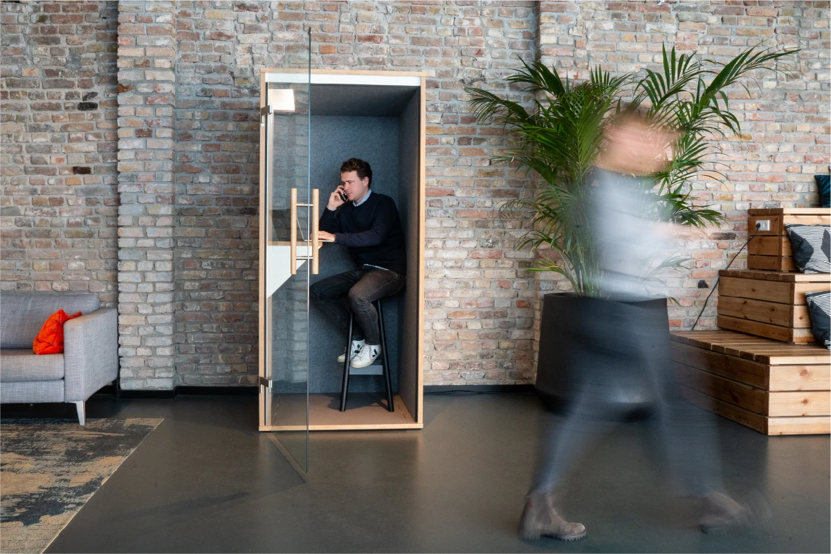 man sitting in mute-labs telefonbox