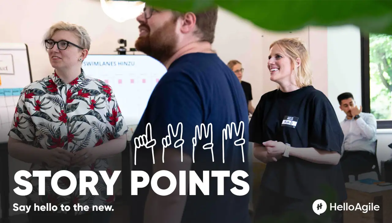 3 Menschen schauen gemeinsam auf ein Whiteboard in einem Workshop über Story Points