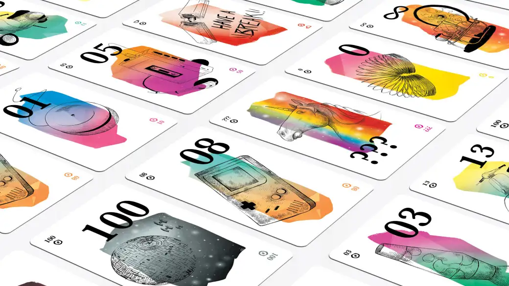 Nahaufnahme von Planning Poker Karten von HelloAgile, die auf einem Tisch ausgebreitet sind. Die Karten zeigen verschiedene Illustrationen wie einen Game Boy, einen Regenbogen und eine Slinky-Feder, sowie verschiedene Zahlenwerte.