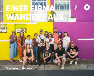 Personen stehen vor einer Wand 