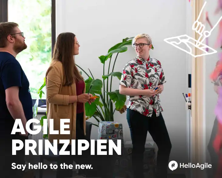 Eine frau mit blonden Haaren steht an einem Whiteboard mit Post its und erklärt zwei anderen leuten etwas in einem Workshop Raum von HelloAgile
