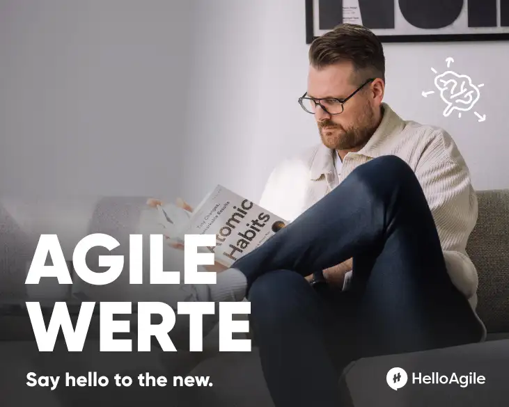 Ein mann sitzt auf einem Sofa und liest ein Buch