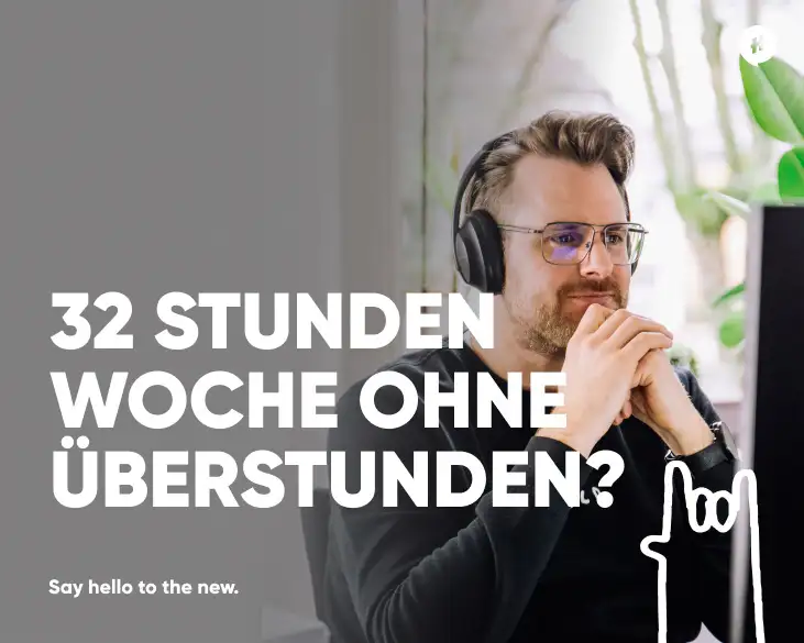 David Hillmer, CEO von HelloAgile, sitzt vor einem Computerbildschirm und trägt Kopfhörer. Im Bildtext steht: "32 Stunden Woche ohne Überstunden? Say hello to the new." Der Hintergrund ist modern und hell, mit einer Pflanze im Blickfeld.