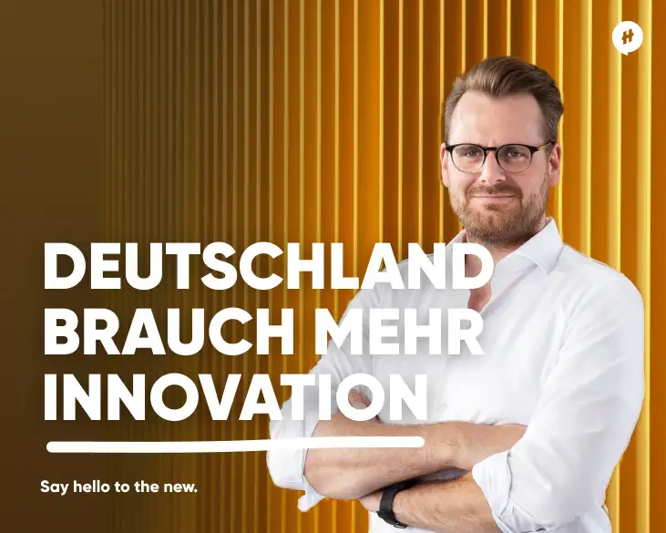 David Hillmer, CEO von HelloAgile, steht mit verschränkten Armen und trägt ein weißes Hemd. Im Bildtext steht: "Deutschland braucht mehr Innovation. Say hello to the new." Der Hintergrund zeigt eine Wand mit gelben vertikalen Linien.