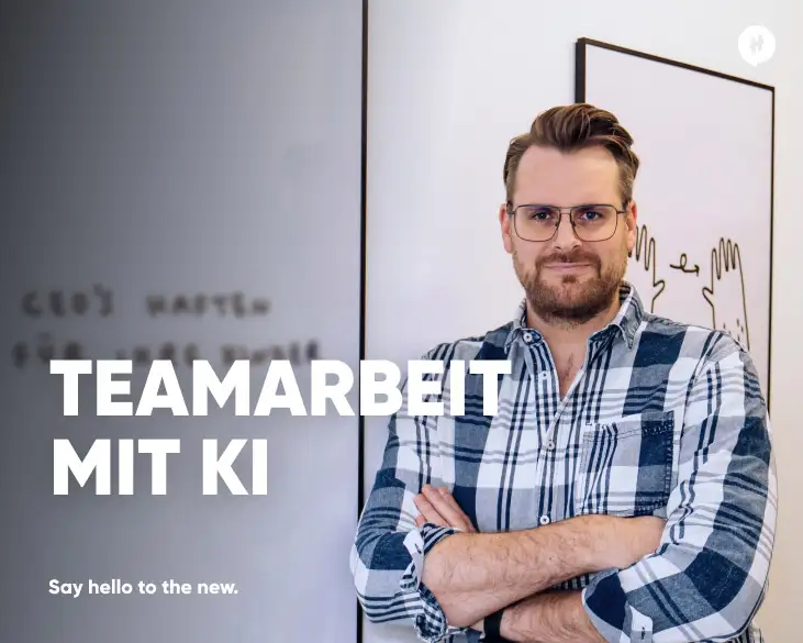 David Hillmer, CEO von HelloAgile, steht mit verschränkten Armen und trägt ein kariertes Hemd. Im Bildtext steht: "Teamarbeit mit KI. Say hello to the new." Der Hintergrund zeigt eine moderne Bürowand mit einem abstrakten Kunstwerk und der Schriftzug "CEO's haften für ihre Kinder".