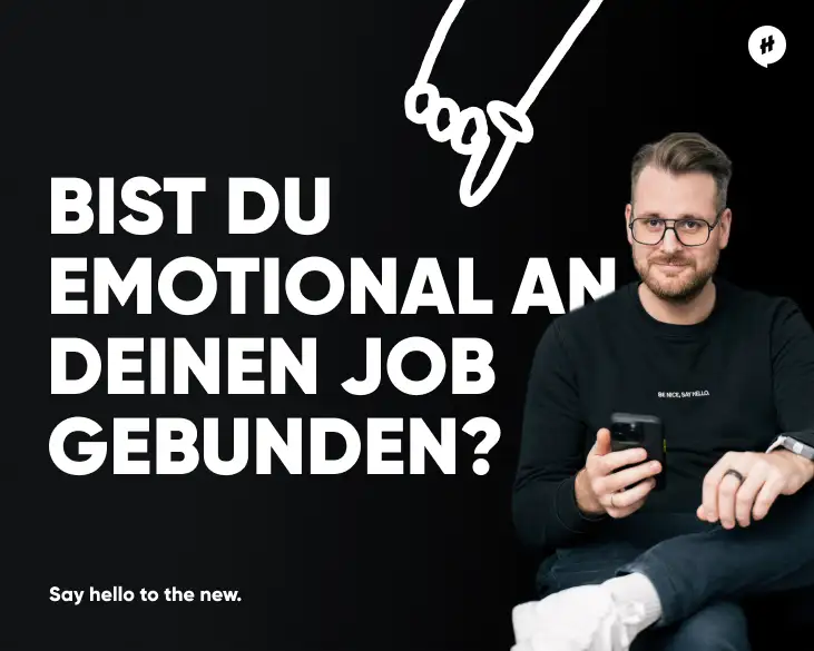 Mann sitzt mit Handy in der Hand vor einem schwarzen Hintergrund und blickt nach vorne